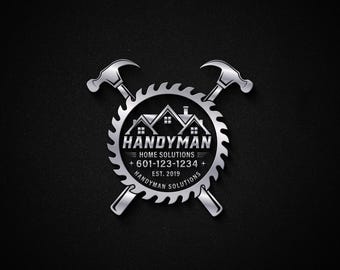 Może przedstawiać: Srebrne logo dla firmy remontowej. Logo przedstawia dwa skrzyżowane młotki, tarczę piły i tekst "Handyman Home Solutions" z numerem telefonu i rokiem 2019.