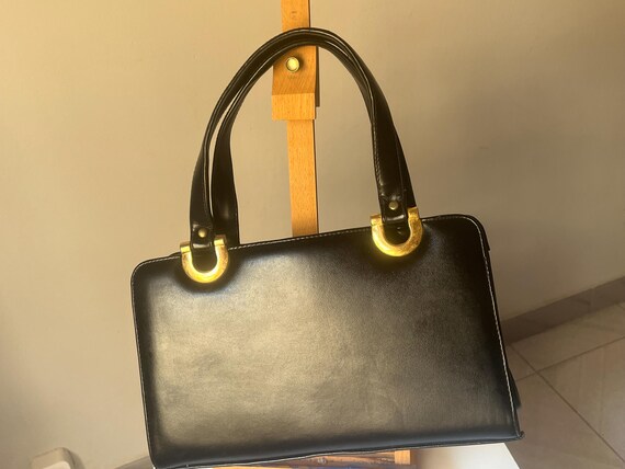 bolso vintage origen Español, detalle en metal dorado, perfectas condiciones, había en el forro una moneda con la cara de Franco de 1975.