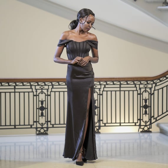 Zwarte satijnen off-shoulder jurk met korset Nederland