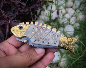 Couteau de poche de chasse et pêche Damas, forme de poisson EDC, cadeau pour lui | Elle pour la prochaine aventure de camping, Meilleurs cadeaux pour hommes pour un mariage