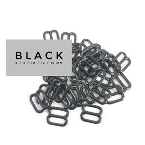 Può includere: Un mucchio di cursori e anelli per reggiseno in metallo nero su sfondo bianco. Il testo "BLACK" è visualizzato su un rettangolo grigio, con opzioni di dimensioni di 6, 8, 10, 12 e 15 mm.