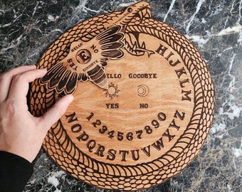 Tavola Ouija in legno realizzata a mano: strumento mistico per la comunicazione con gli spiriti.