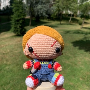 Muñeco de terror amigurumi hecho a mano inspirado en Chucky – Peluche coleccionable de ganchillo – 11 cm (4,3 pulgadas) ¡Un regalo espeluznante y tierno!