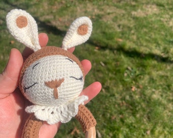 Hochet lapin au crochet, Hochet amigurumi lapin au crochet