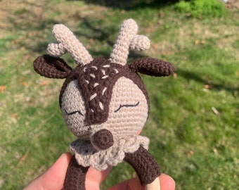 Hochet cerf au crochet, hochet amigurumi au crochet, hochet animal au crochet