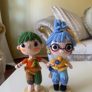 Se necesitan dos personajes: May y Cody y soportes de madera.
