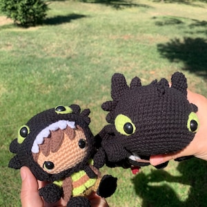 Handmade Amigurumi Dragon Plush & Hiccup Doll Inspired by How to Train Your Dragon – 25cm Toothless -12cm Hiccup with Removable Accessories