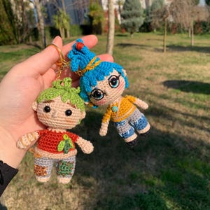 Se necesitan dos llaveros de May y Cody, amigurumi de crochet, regalo hecho a mano