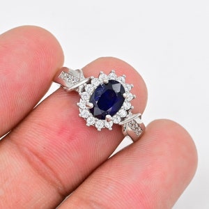 Naturlig blå safir oval slipad ring, 925 sterlingsilver, solitärring, september födelsesten, blå stenring, vigselring, present till henne