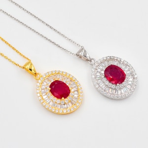 Pode incluir: Uma placa de madeira rústica com o texto "Welcome to our home" em letras brancas. A placa apresenta um acabamento desgastado e um design simples e convidativo, perfeito para a decoração da entrada.