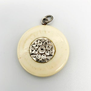 骨と銀の丸型ペンダント