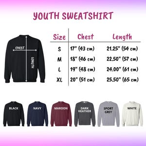 Op de afbeelding: Zwart jeugd sweatshirt met maattabel. De tabel toont borstmaten van 43 cm tot 51 cm en lengtes van 54 cm tot 65 cm. Beschikbare kleuren zijn zwart, marineblauw, bordeauxrood, donkergrijs, sportgrijs en wit.