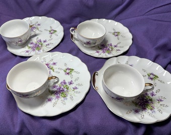 Quatre ensembles d'assiettes à déjeuner vintage violettes avec tasses assorties