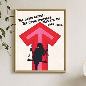 Peut inclure: Une affiche de motivation avec une fl&egrave;che rouge et rose pointant vers le haut. Une silhouette d'une personne sur une balan&ccedil;oire se trouve devant la fl&egrave;che. Le texte sur l'affiche dit "Les petites choses. Les petits moments. Ils ne sont pas si petits."