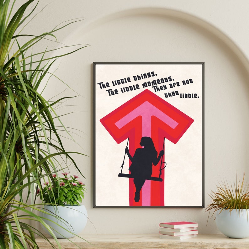 Peut inclure: Une affiche de motivation avec une fl&egrave;che rouge et rose pointant vers le haut. Une silhouette d'une personne se balance sur la fl&egrave;che. Le texte sur l'affiche dit "Les petites choses. Les petits moments. Ils ne sont pas si petits."