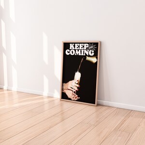 Peut inclure: Une affiche noire et blanche avec le texte "KEEP em COMING" en lettres blanches en gras. Une main verse du champagne d'une bouteille dans un verre.