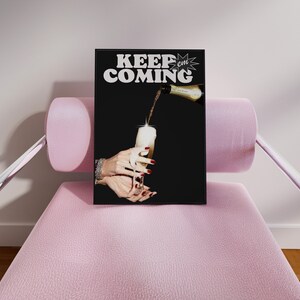 Peut inclure: Affiche noir et blanc avec le texte "KEEP on COMING" en lettres blanches en gras. Une main tient une fl&ucirc;te &agrave; champagne avec du champagne qui coule d'une bouteille au-dessus.