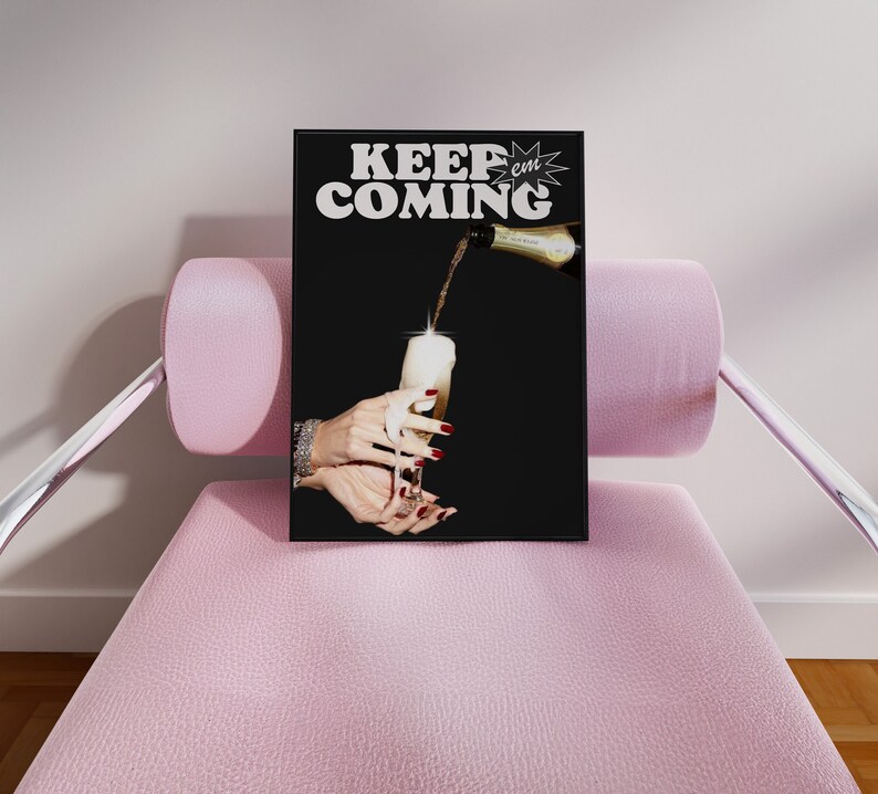 Peut inclure: Affiche noir et blanc avec le texte "KEEP on COMING" en lettres blanches en gras. Une main tient une fl&ucirc;te &agrave; champagne avec du champagne qui coule d'une bouteille au-dessus.
