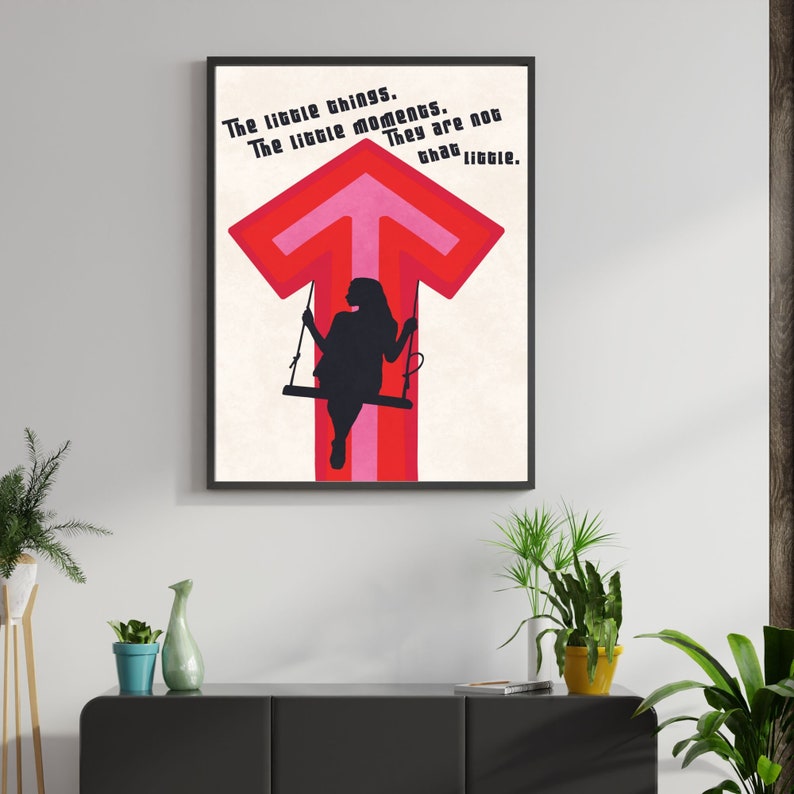 Peut inclure: Une affiche de motivation avec une fl&egrave;che rouge et rose pointant vers le haut. Une silhouette d'une personne est assise sur une balan&ccedil;oire attach&eacute;e &agrave; la fl&egrave;che. Le texte sur l'affiche dit "Les petites choses. Les petits moments. Ils ne sont pas si petits."