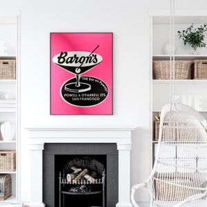 Puede incluir: Un p&oacute;ster rosa y negro con el texto "Baron's" y un gr&aacute;fico de copa de martini. El texto debajo del gr&aacute;fico dice "The Bar on Powell" y "Powell & O'Farrell Sts. San Francisco."