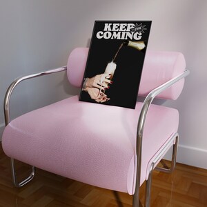 Peut inclure: Une affiche noir et blanc avec le texte "KEEP on COMING" et une photo d'une main versant du champagne dans un verre.
