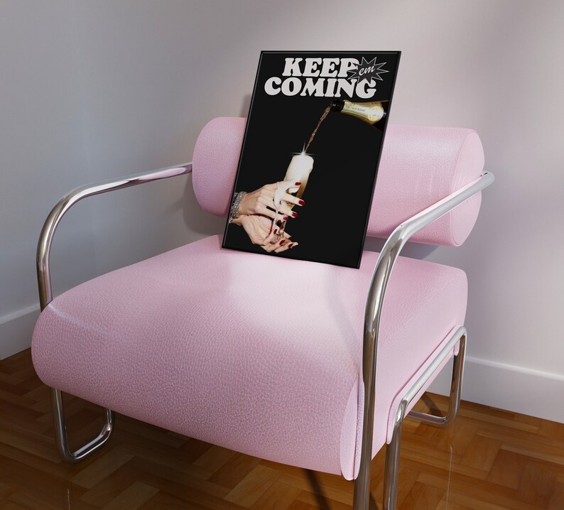 Peut inclure: Une affiche noir et blanc avec le texte "KEEP on COMING" et une photo d'une main versant du champagne dans un verre.