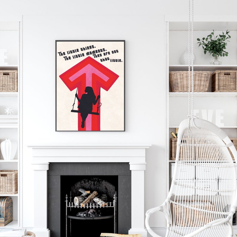 Peut inclure: Une affiche de motivation avec une fl&egrave;che rouge et rose pointant vers le haut. Le texte sur l'affiche dit "Les petites choses. Les petits moments. Ils ne sont pas si petits."