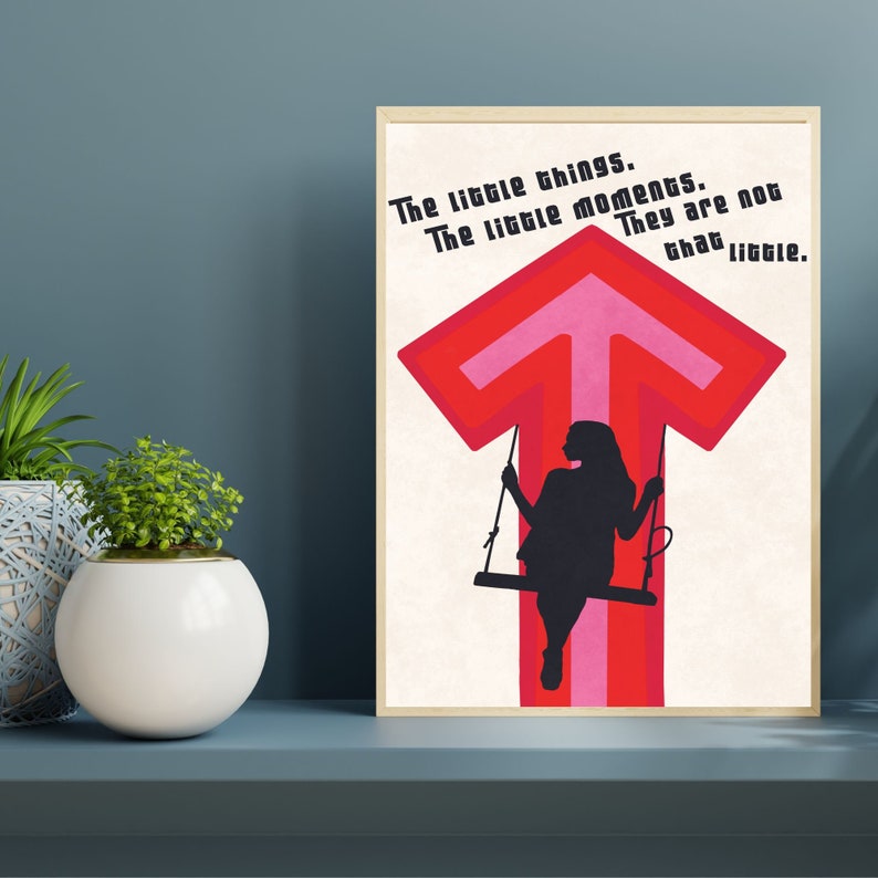 Peut inclure: Une affiche de motivation avec une fl&egrave;che rouge et rose pointant vers le haut. Le texte sur l'affiche dit "Les petites choses. Les petits moments. Ils ne sont pas si petits."