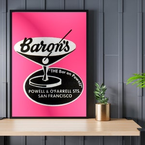 Puede incluir: Un p&oacute;ster rosa con una ilustraci&oacute;n en blanco y negro de una copa de martini y el texto "Baron's" en una fuente estilizada. El texto "THE Bar on Powell" tambi&eacute;n est&aacute; incluido, junto con la direcci&oacute;n "POWELL & O'FARRELL STS. SAN FRANCISCO".