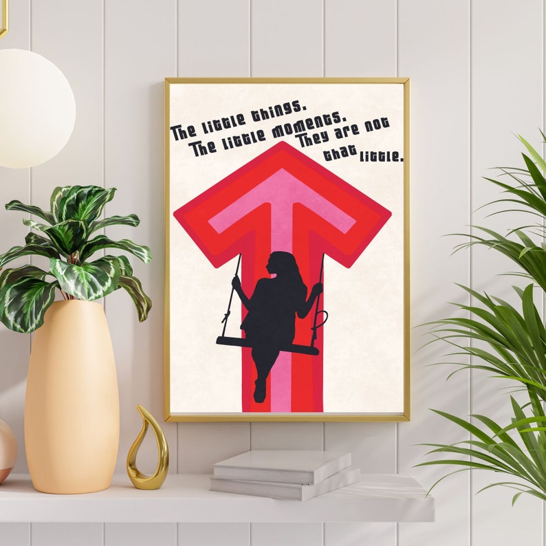 Peut inclure: Une affiche de motivation avec une fl&egrave;che rouge et rose pointant vers le haut. Une silhouette d'une personne est assise sur une balan&ccedil;oire attach&eacute;e &agrave; la fl&egrave;che. Le texte sur l'affiche dit "Les petites choses. Les petits moments. Ils ne sont pas si petits."