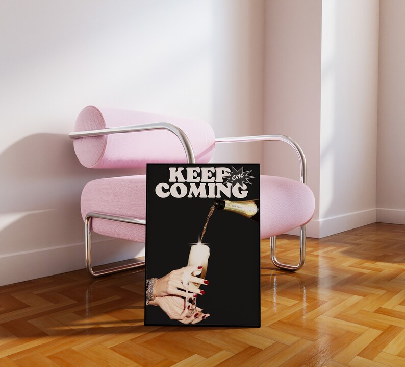 Peut inclure: Affiche noir et blanc avec le texte "KEEP on COMING" dans une police r&eacute;tro. Une main verse du champagne dans un verre.