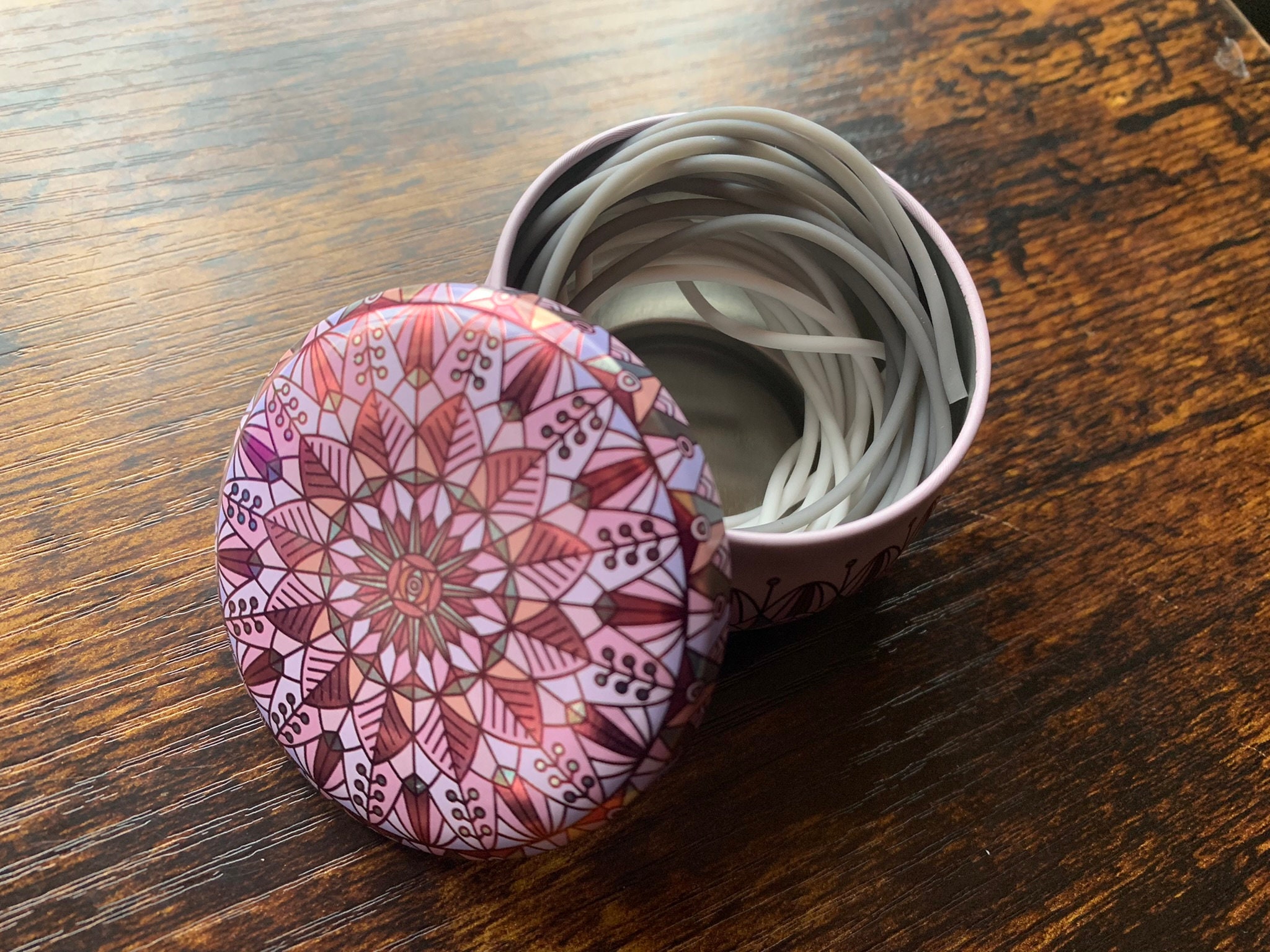 Stitch keeping cords with tin | Stitch holders | Easily try on WIPs | Hollow silicone cords | Knitting Crochet Notion Pink/Pink