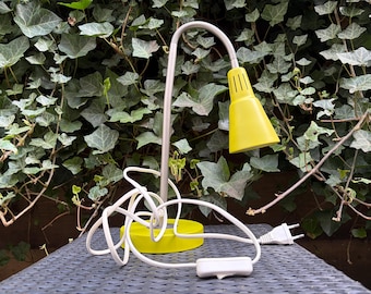 Lámpara de escritorio Kvart de Ikea, de color verde muy bonita.