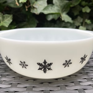 JAJ Pyrex Gaiety baking dish