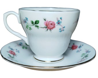 Tasse à fleurs et soucoupe de la marque anglaise Royal Sutherland Bone China. porcelaine d'Angleterre vintage. Motif Rose.