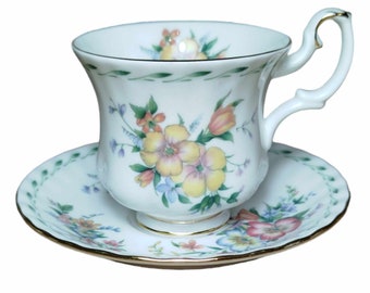 Kop en schotel uit de Constance serie van het bekende merk Royal Albert.