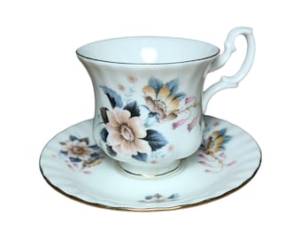 Kleine kop en schotel van het bekende merk Royal Albert. Bone China porselein Engeland.