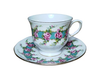 Une belle tasse avec soucoupe de la marque anglaise Queen Anne. Porcelaine Bone China.