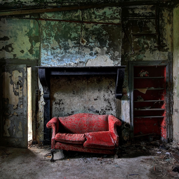 La villa abandonnée canapé rouge - Urban Fine Art Photography Wall Decor - Unframed Print