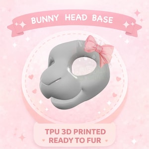 Può includere: Base per testa di coniglio grigia con fiocco rosa, progettata per essere rivestita di pelliccia. Il testo "BUNNY HEAD BASE" è visualizzato sopra la maschera e "TPU 3D PRINTED READY TO FUR" sotto. Lo sfondo è rosa con cuori e stelle decorative.