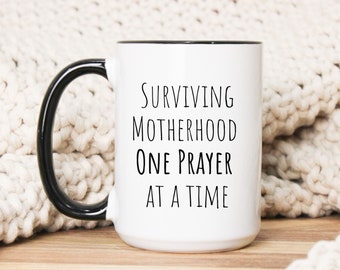Taza de café divertida para padres, sobrevivir a la maternidad una taza de oración a la vez, regalos cristianos divertidos, taza de oración, regalos del Día de la Madre, taza de mamá