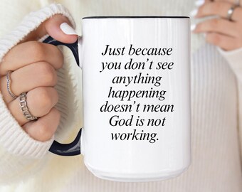 Taza de café cristiano, sólo porque no ves nada no significa que Dios no esté trabajando taza, taza de fe, regalos de fe, regalos de confianza de Dios