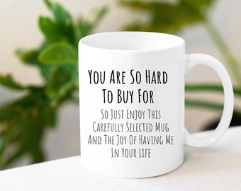 Taza de café sarcástico, eres tan difícil de comprar para taza, regalo sarcástico, taza divertida, difícil de comprar para regalos, regalo para él, regalo de cumpleaños para él