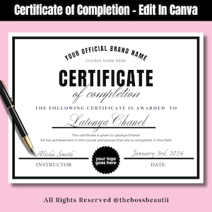 Może przedstawiać: Czarno-biały certyfikat ukończenia kursu z tekstem "YOUR OFFICIAL BRAND NAME" i "COURSE NAME HERE" na górze. Certyfikat został przyznany "Latonya Chanel" za jej osiągnięcia w kursie. Certyfikat jest podpisany przez "Alisha Smith" i datowany na "3 stycznia 2024".
