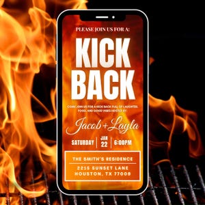 Op de afbeelding: Een digitale uitnodiging op een smartphonescherm met een vlammende achtergrond. De tekst luidt "KICK BACK". Details omvatten de namen van de gastheren, datum, tijd en adres van het evenement.