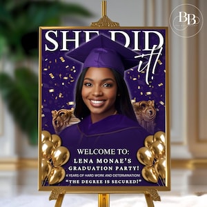 Op de afbeelding: Een afstudeerfeestbord met een lachende vrouw in een paarse hoed en toga. Het bord leest "SHE DID IT!" en bevat de tekst "WELCOME TO: LENA MONAE'S GRADUATION PARTY!" met gouden ballonnen en confetti.