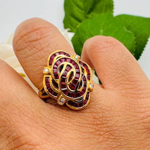 Anillo de bailarina de oro amarillo de 18 quilates con rubíes que forman un diseño similar a una rosa y detalles de diamantes de 0,12 ct.