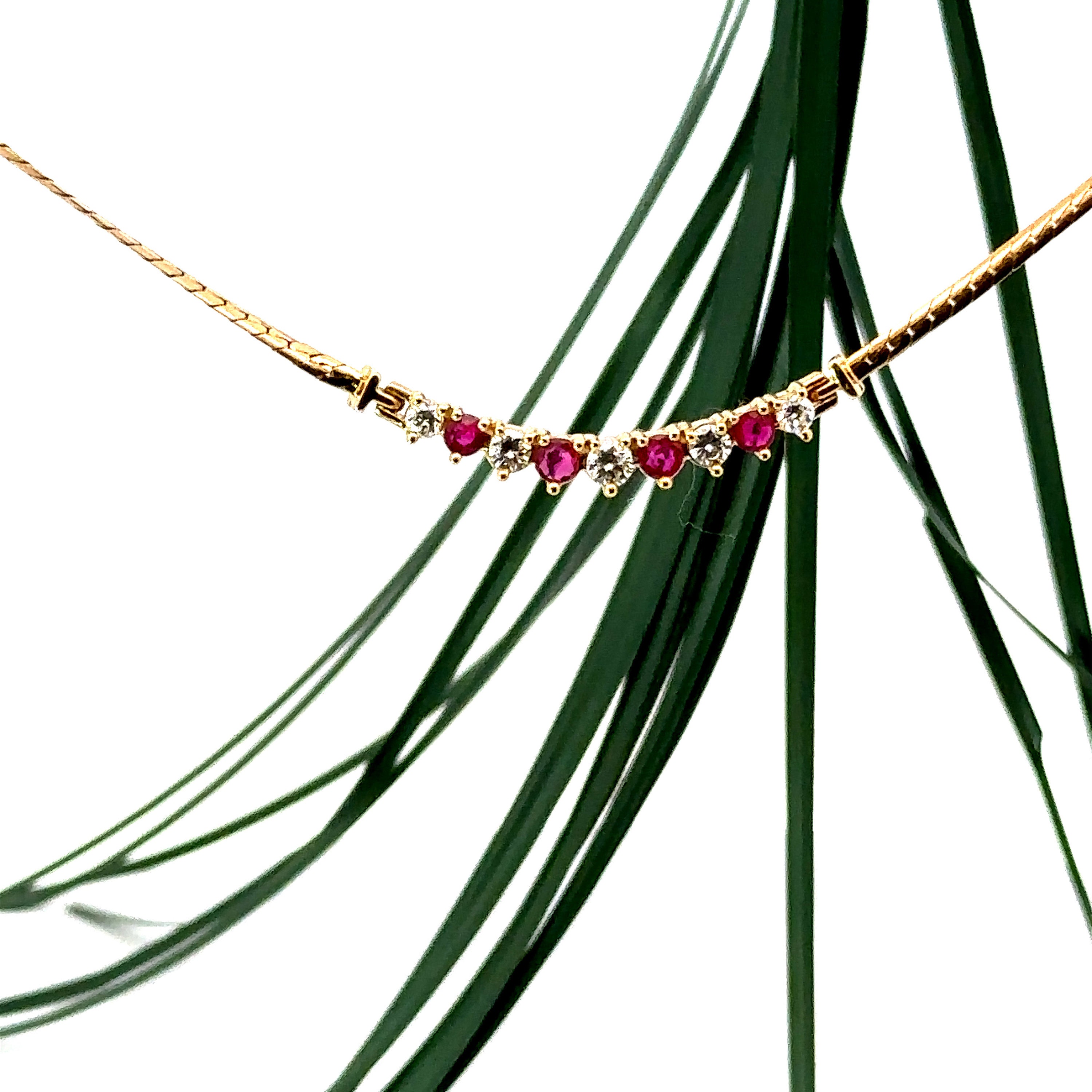 Collier En Or Jaune 18 Carats Avec Diamants Et Rubis - 0,30 Ct Diamants G, 0,50 Ct Rubis, 3,85 G
