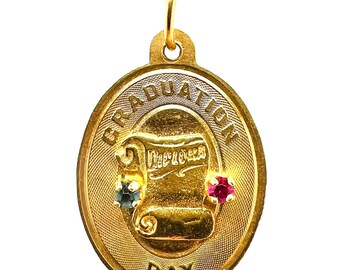 Colgante ovalado de graduación en oro amarillo de 14 quilates
