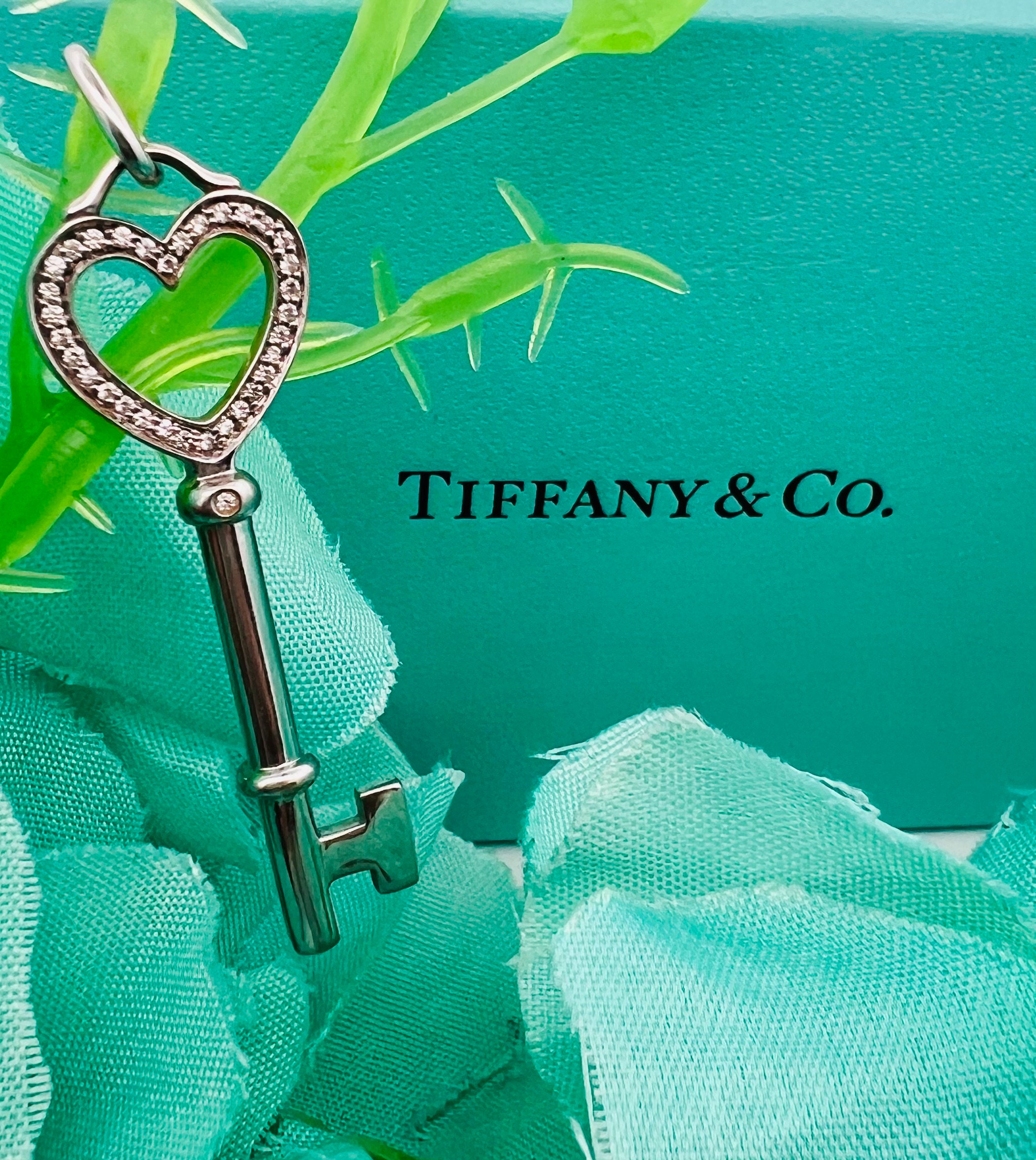 Tiffany & Co. ハート　キー　チャーム Tiffany and Co Diamond 0.15ct Heart Key Pendant in 18K White Gold